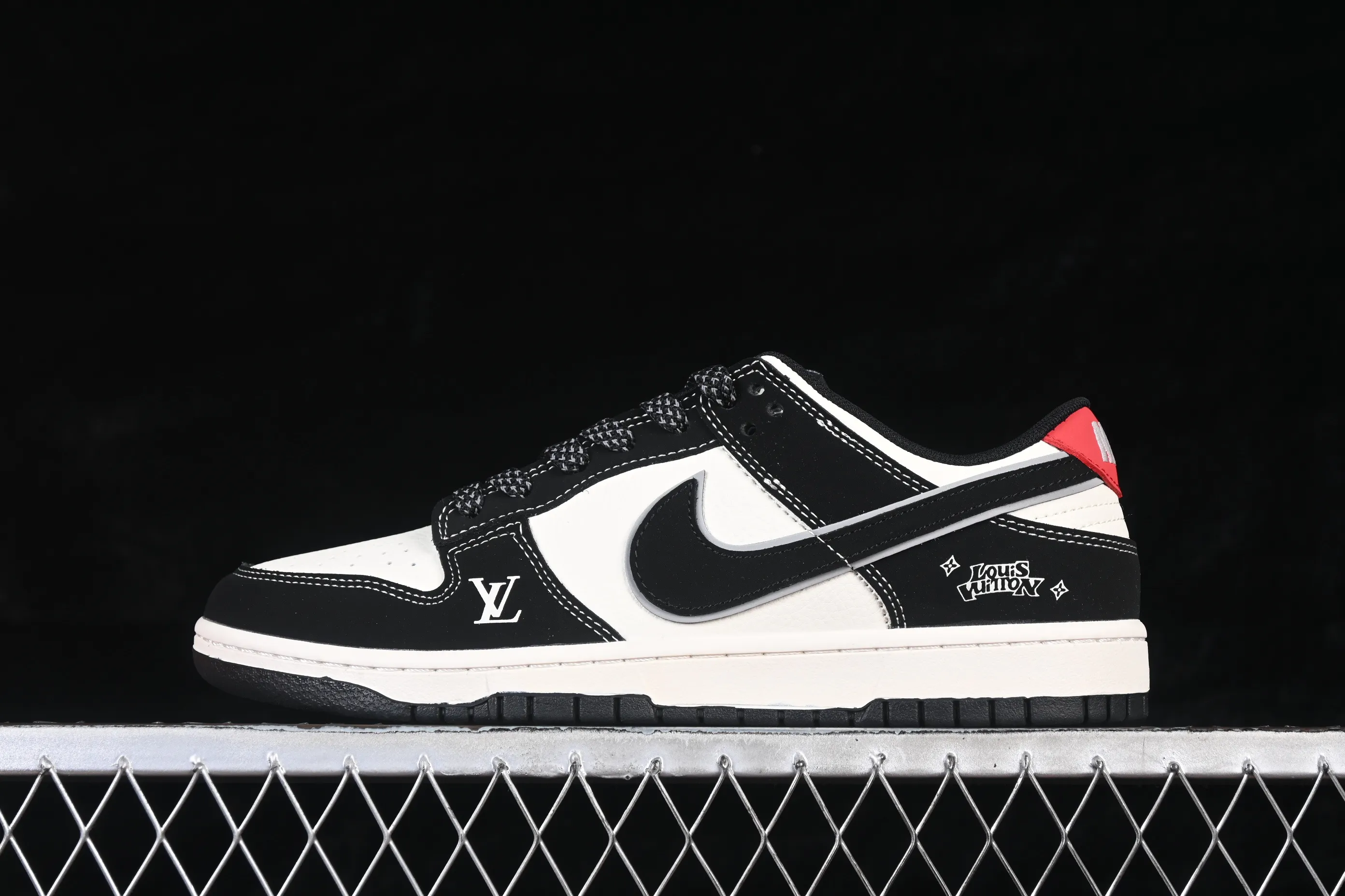 All categories Nk SB Dunk Series Nk SB Dunk Low High-end customized low-top sneakers Nike SB Dunk Low LV joint beige black silver red tail high-end customized low-top casual sneakers QW5836-031